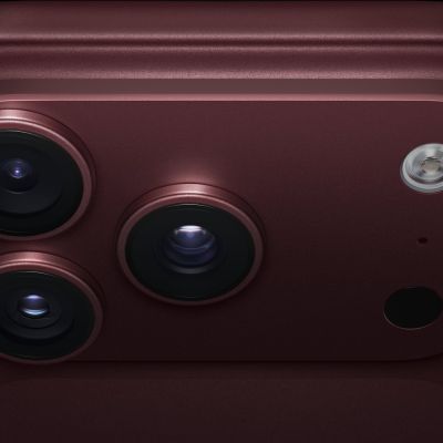 Imagem oficial Apple do sistema de câmera do iPhone 18 Pro na cor bordô