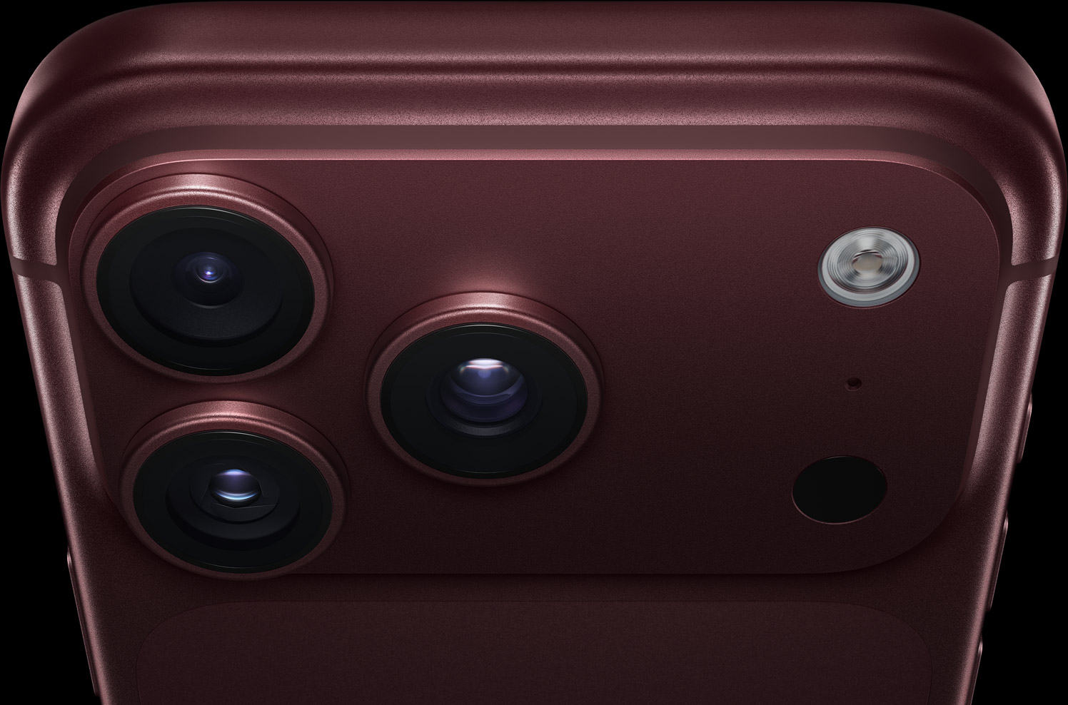 Imagem oficial Apple do sistema de câmera do iPhone 18 Pro na cor bordô