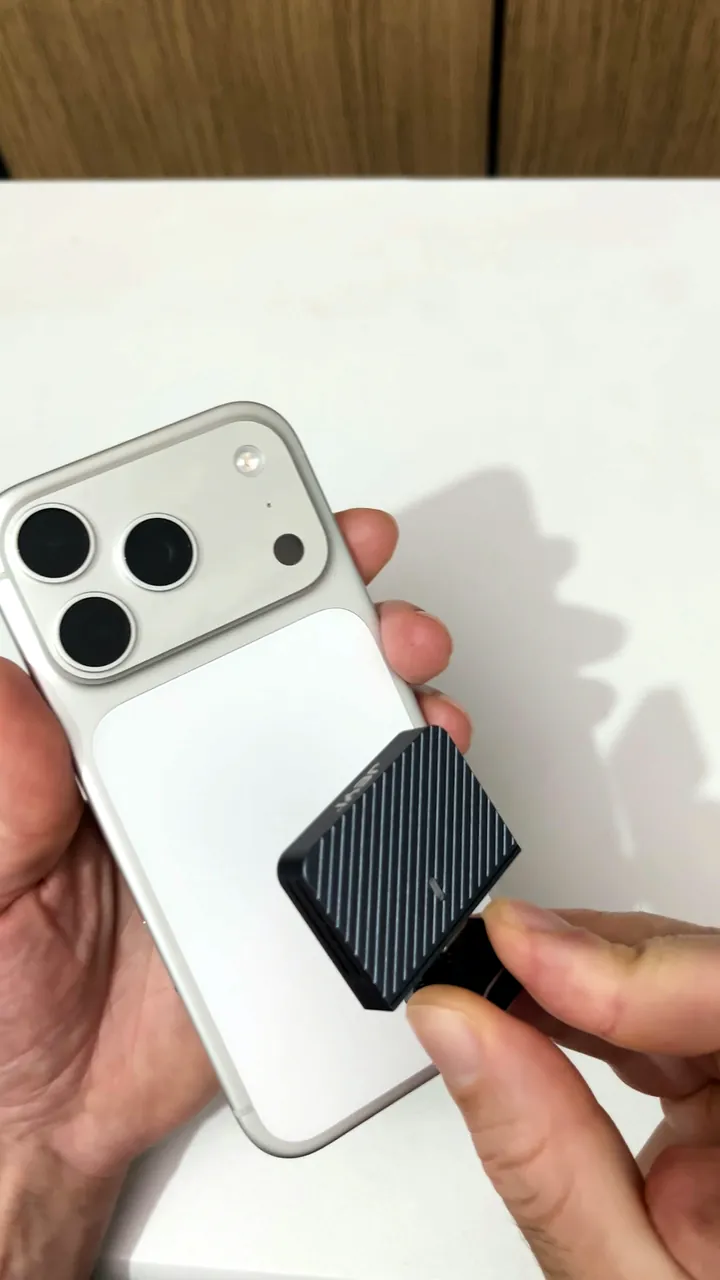 Gabinete JEYI com SSD externo para iPhone encaixando na traseira do iPhone 18 Pro