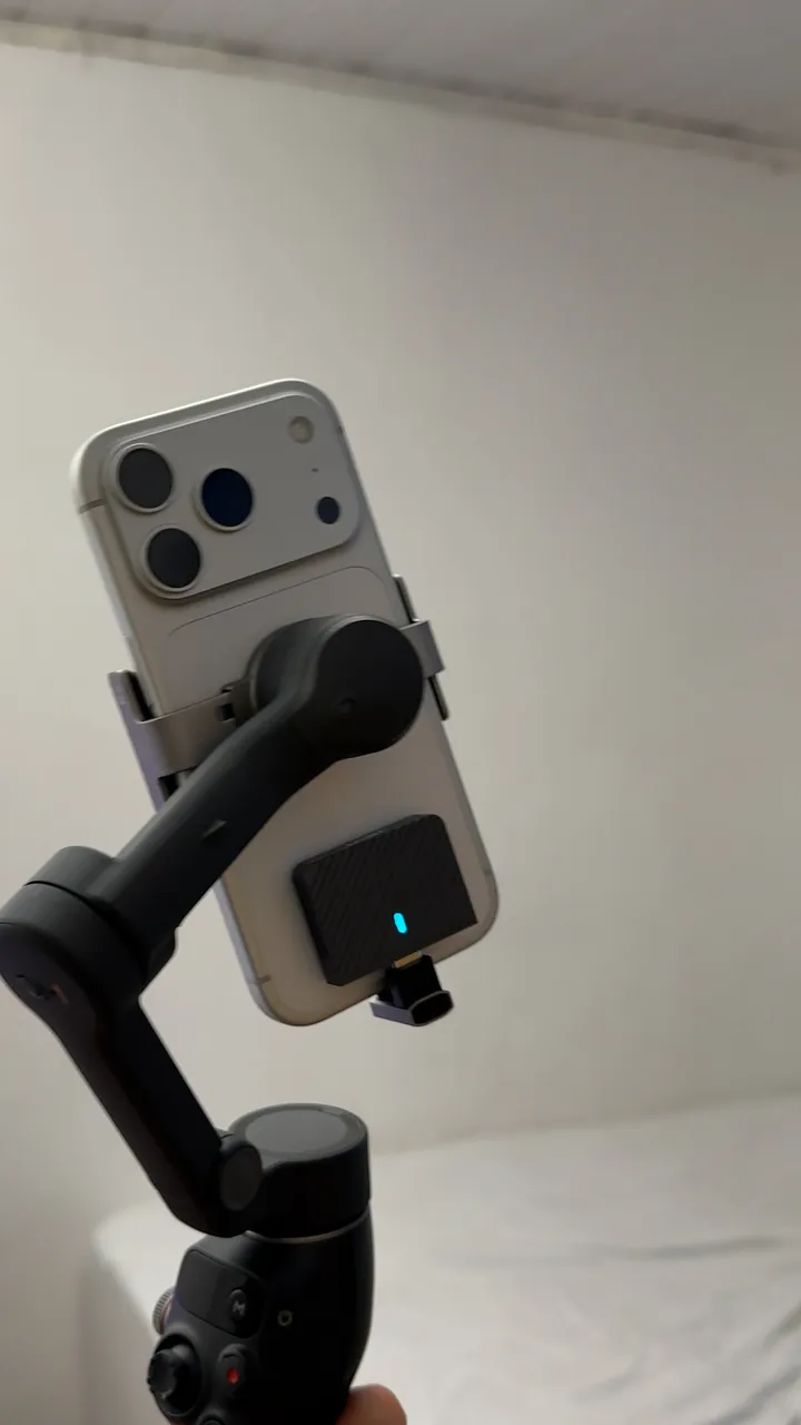 iPhone Pro no gimbal com SSD externo para gravar vídeo no SSD externo