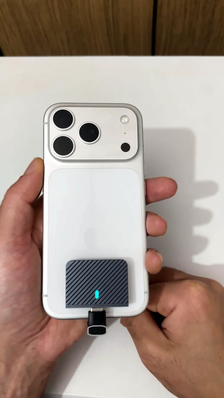 SSD externo de 1 TB na traseira do iPhone para resolver o iPhone sem espaço