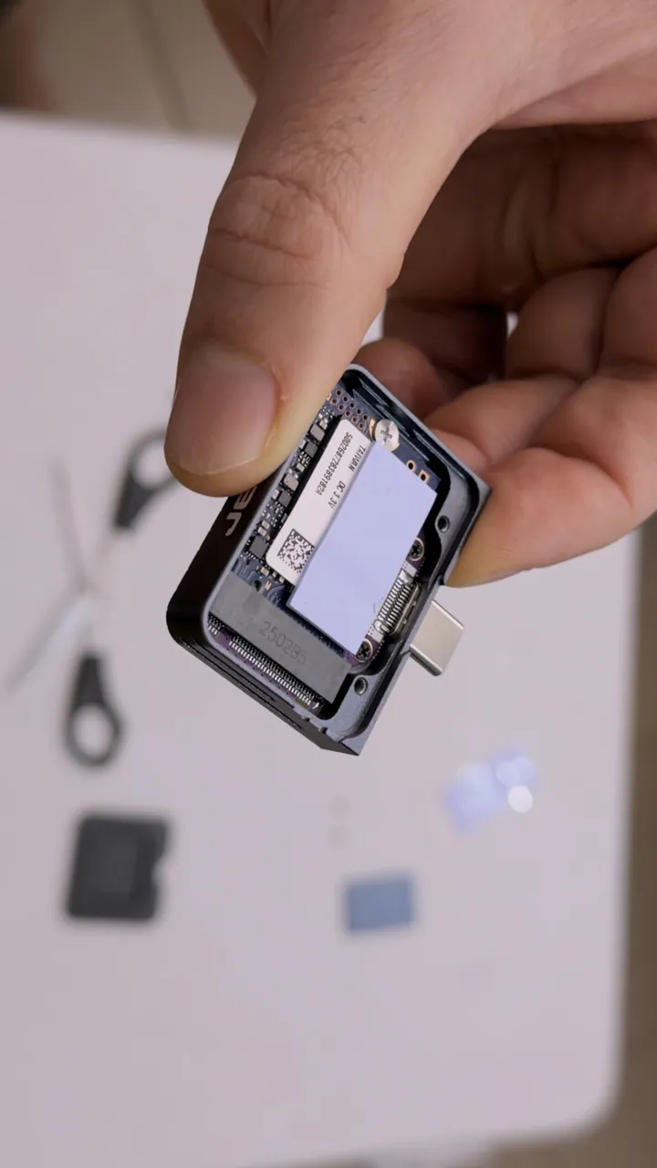 SSD Kingston NV3 2230 montado dentro do gabinete JEYI com almofada térmica