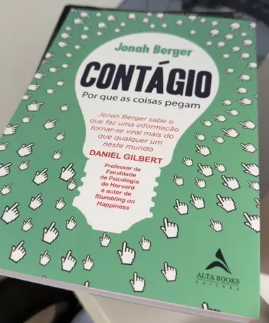 Exemplar de Contágio, de Jonah Berger, edição verde da Alta Books, fotografado por Carlos Cezare